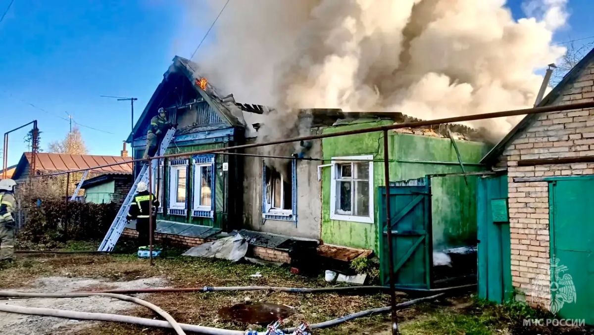 Сотрудники МЧС России ликвидировали пожар в городе Пензе