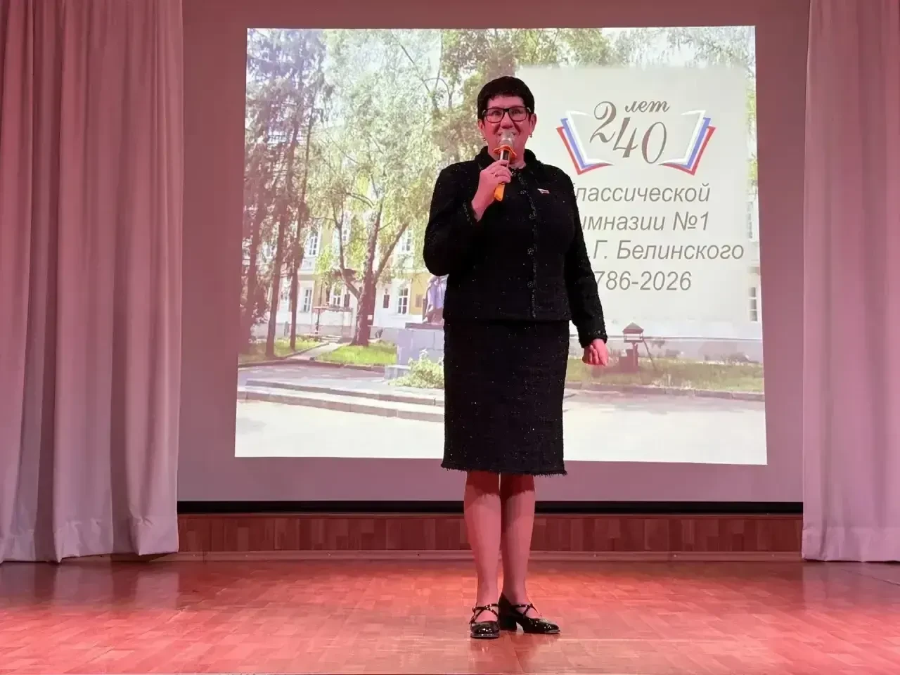 Нелли Шумилина поздравила преподавателей и учеников классической гимназии №1 им. В.Г. Белинского со знаменательной датой